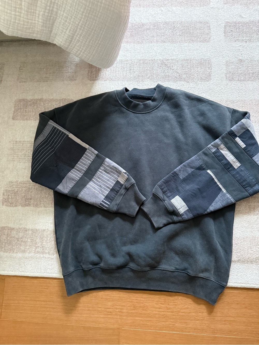 Men's Abercrombie Crewneck Sweater with Patterned Gray Sleeve Panels Small